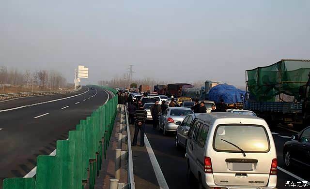 新手注意下高速没这个动作直接罚300元扣3分