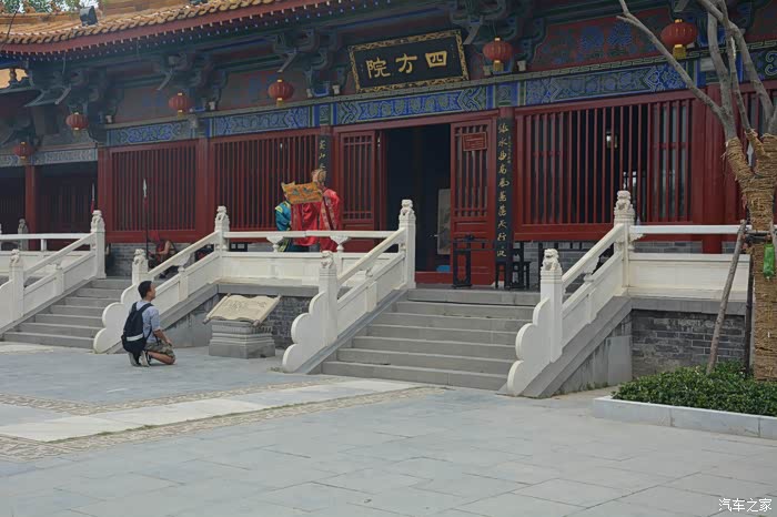 公公叫状元下跪接旨.实在的小伙子真的跪下接旨了.