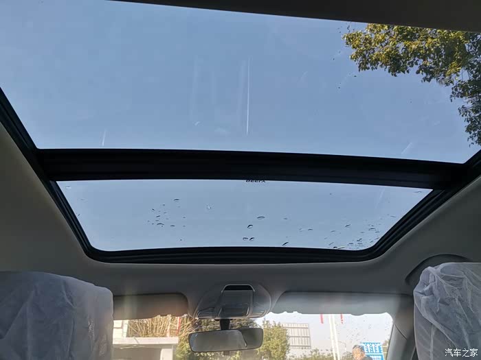 当时没选择天幕版的,我个人还是比较喜欢可开启全景天窗