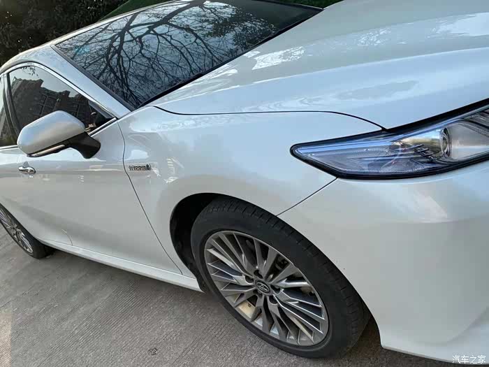 凸起的腰线平直有力,银色镀铬门把手镶嵌在腰线上