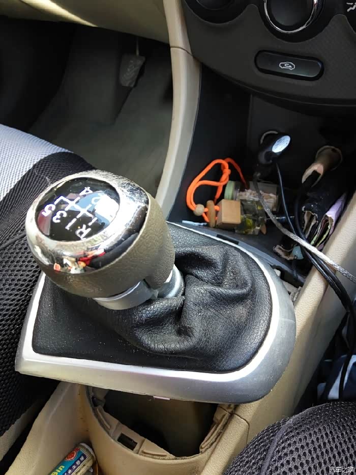 握住档把按逆时针转档把,连下面胶套起松