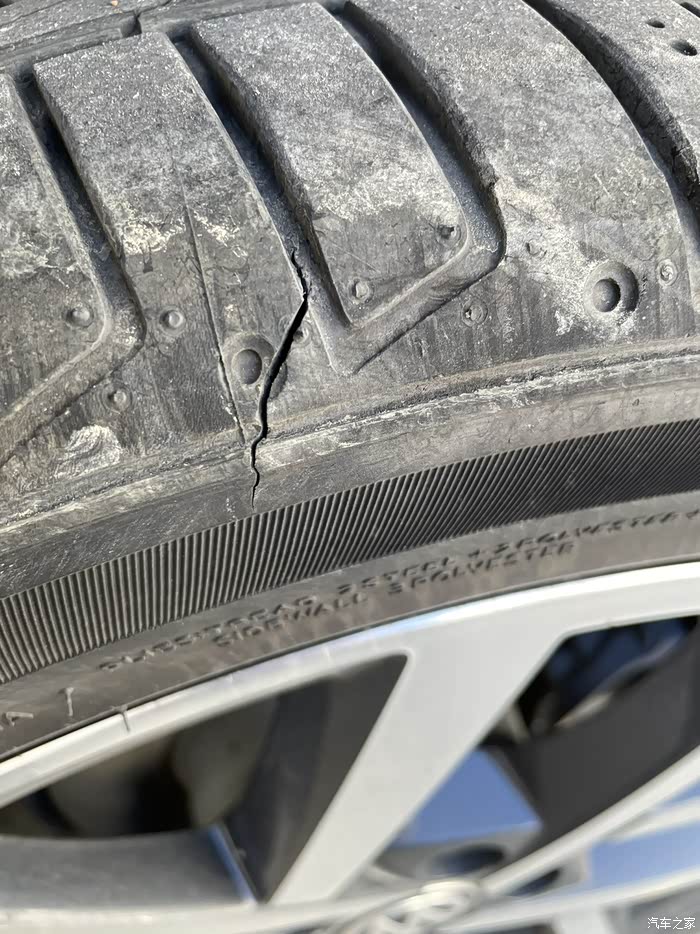 大众高尔夫跑了一万公里轮胎裂成这样请问下大家需要换胎吗