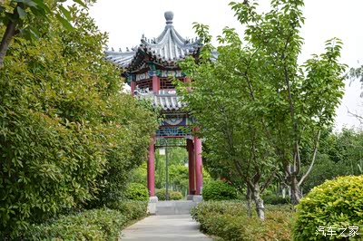 绿树掩映休息凉亭