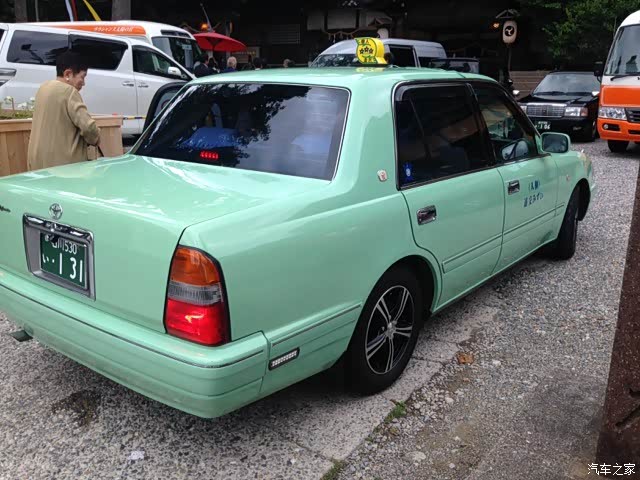 混动普锐斯出租车.出租车旧的基本是三厢车,属于上世纪的产品.