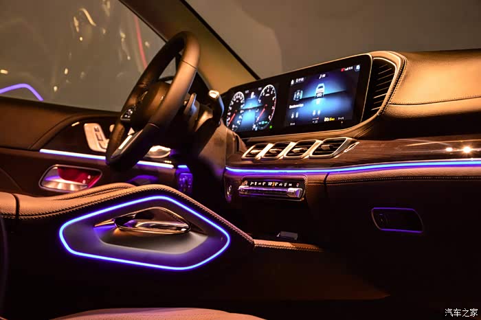 好好欣赏一下奔驰gls的内饰吧,夜间效果,应该叫夜景