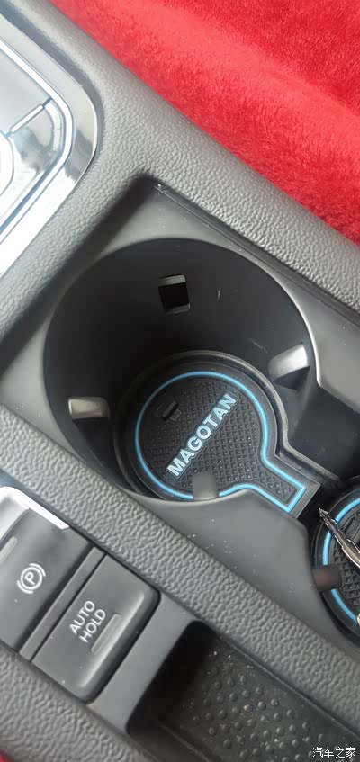 b8迈腾水杯架卡子弹不出来,有两个卡子还掉下去了!