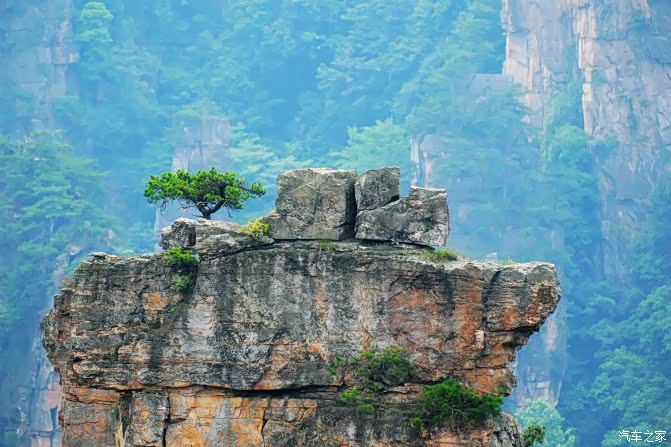 尖削笔直的山峰如竹笋般林立于盆地中,蔚为壮观,远处是连绵的大山