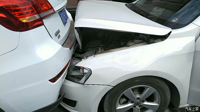 今天在高速上被追尾了后面的大众朗逸全责心疼呀