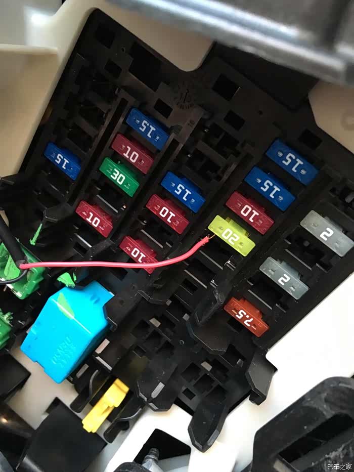 大神帮我看下,保险丝拔下来忘记位置了