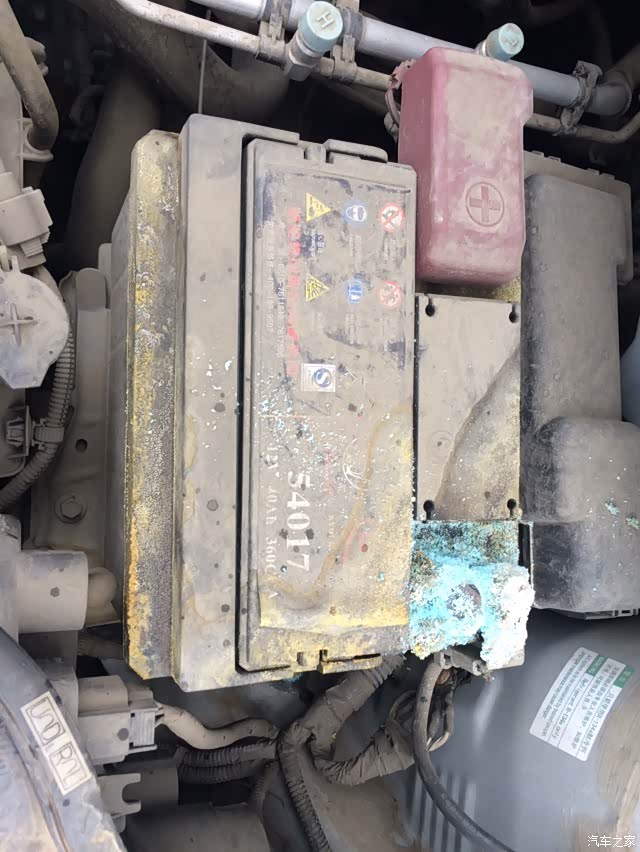 请问电瓶这样是需要换了么?