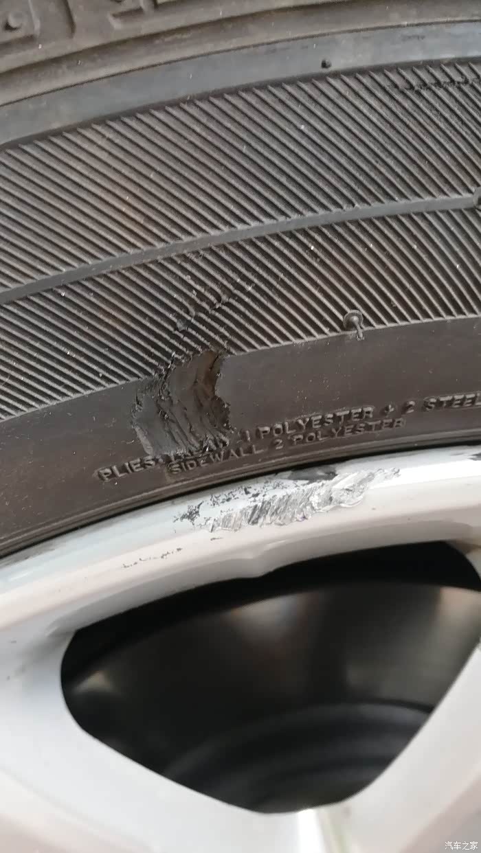 去年的车,刚跑4000公里,今天洗车发现左前轮外侧挂掉一块,深度2～3mm