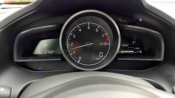 只有一个转速表,右下有数字显示速度,仪表盘白天清晰,白色字和印刷体