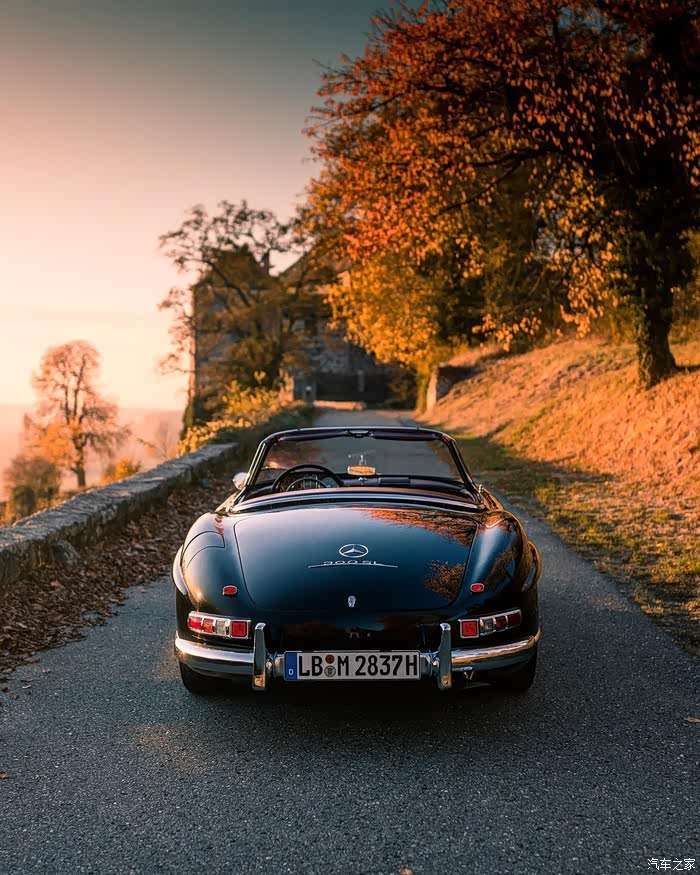 经典老车黑色奔驰晨光照射楚楚动人豪华敞篷男人玩具