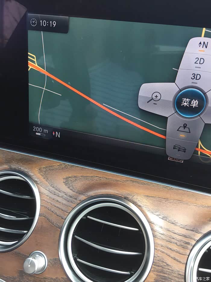 再按一次是右侧出现小指南针 左侧屏幕依旧是北