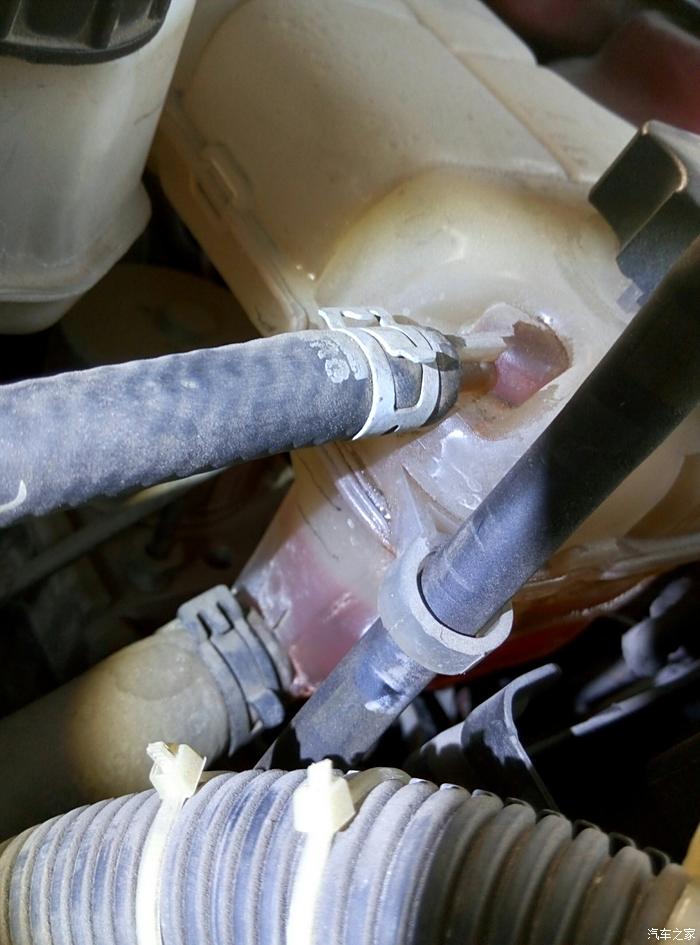 防冻液壶管口漏液是什么原因怎么修理?