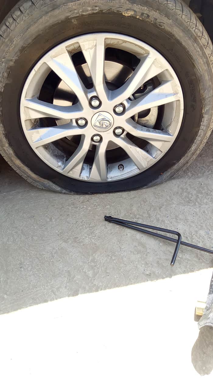 更换减震器轮胎四轮定位