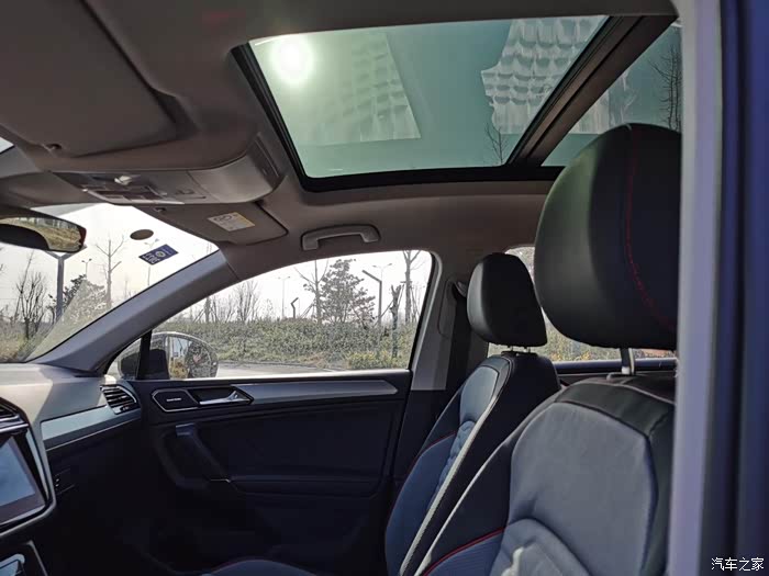 不管停在哪里都可以看见不一样的风景,老婆非常喜欢途观x的全景天窗