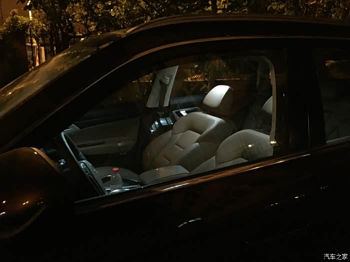 黑天的车里灯光