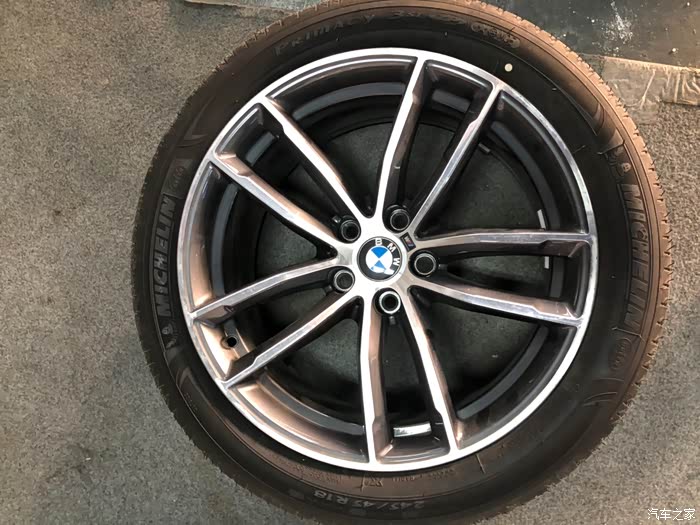 出2021款宝马525li m 18寸原厂轮毂