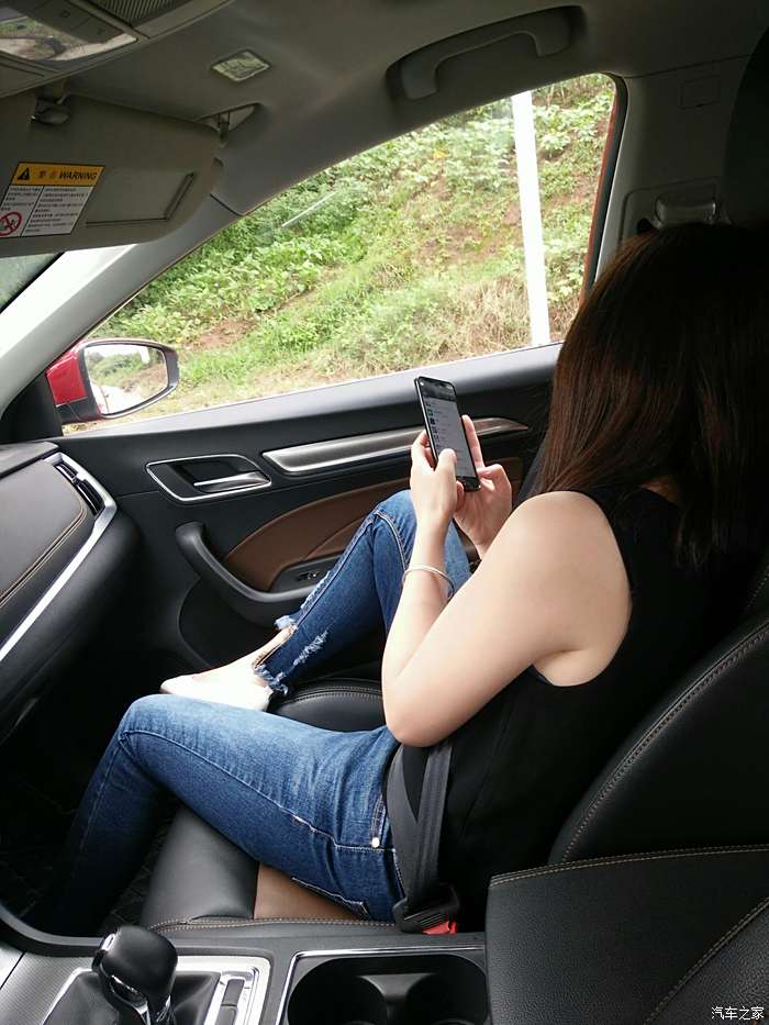 女生坐副驾驶真实图片图片