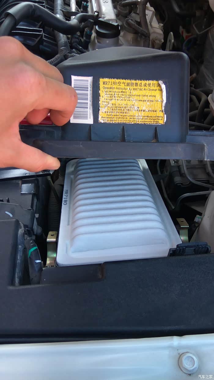 元旦天气很好,闲来无事,自己动手更换空调,空气滤芯