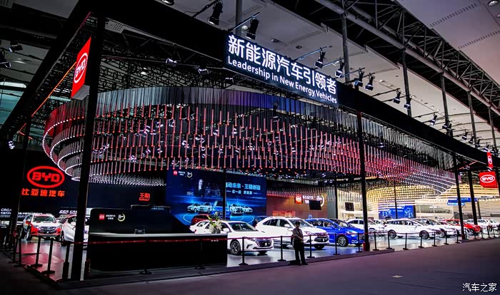 【车展】广州车展比亚迪展台上的黑科技车型和大长腿美女们