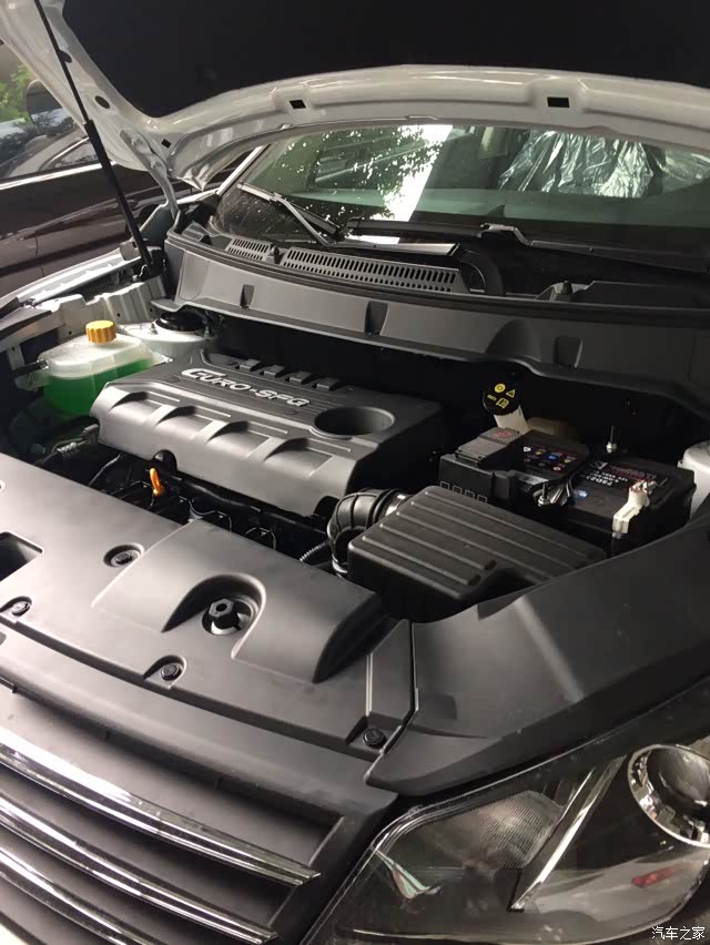 发动机舱一尘不染