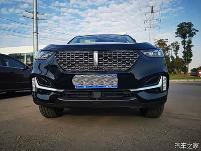 六边形的中网,亮黑色材质,凸显出运动感觉,雾灯造型别致,搭配起来有