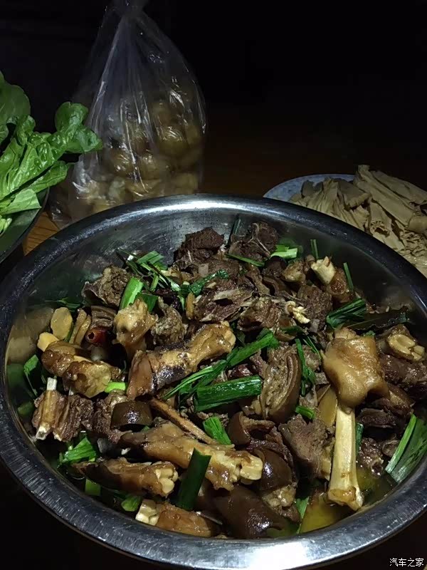 前几天参加朋友聚会,是在他开的幼儿园里面搞,这个干锅狗肉是我弄的