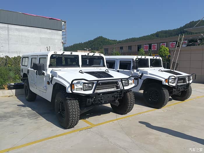 偶遇一台白色悍马