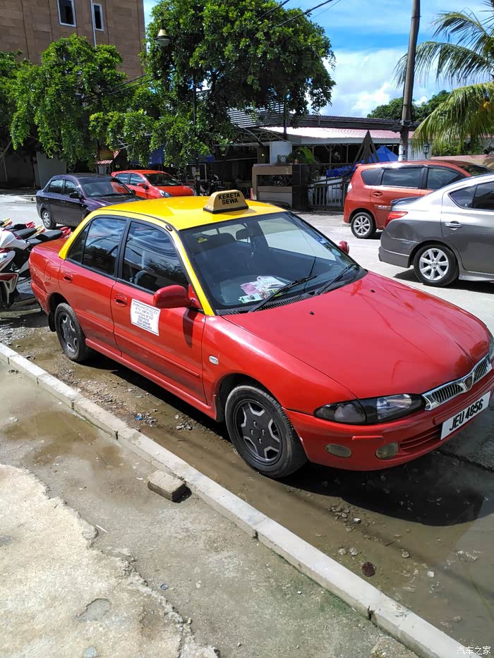 感觉路上没几个出租车啊,朋友说了在马来西亚没车根本出不了门,平均个