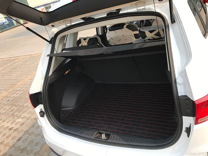 后备箱有点够用过后排座椅可以放倒也还算可以啦