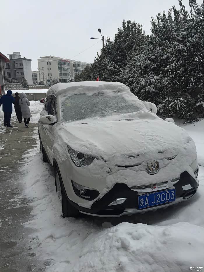 前后都雪堆 不过看小穿雪衣 还挺美