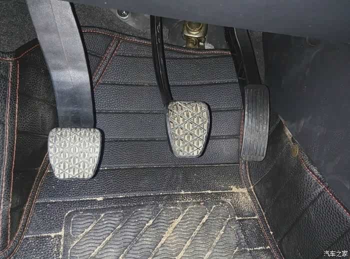手动挡的踏板都这样,我的也是这样