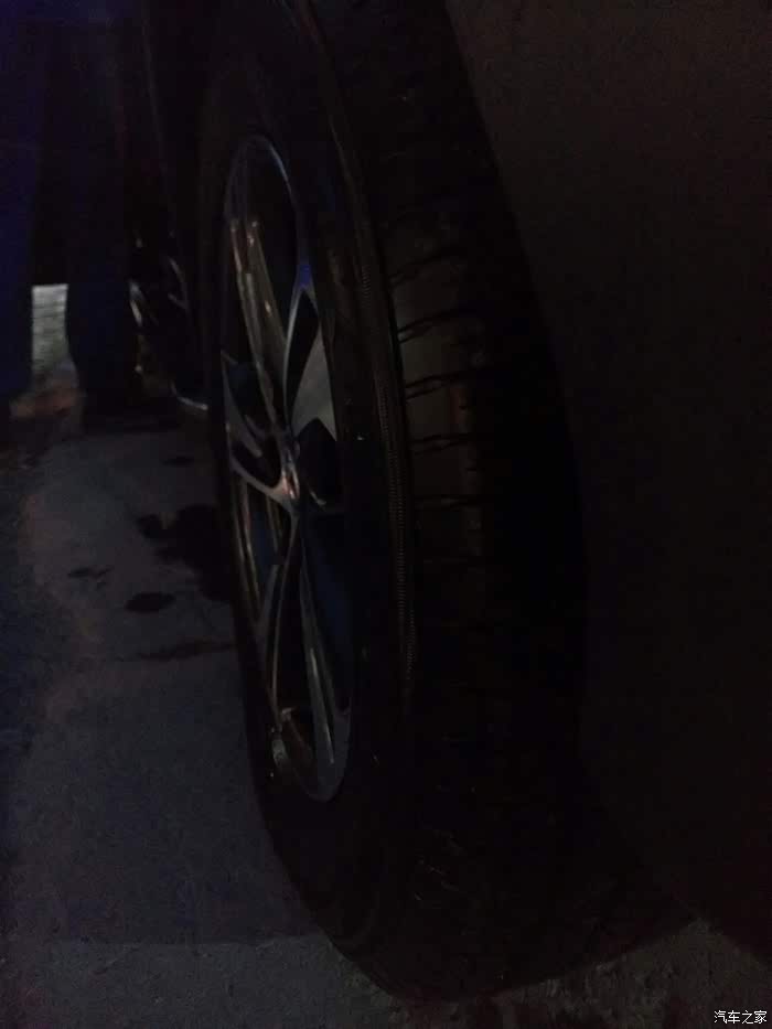 报警还是保险发现车胎被扎该如何处理