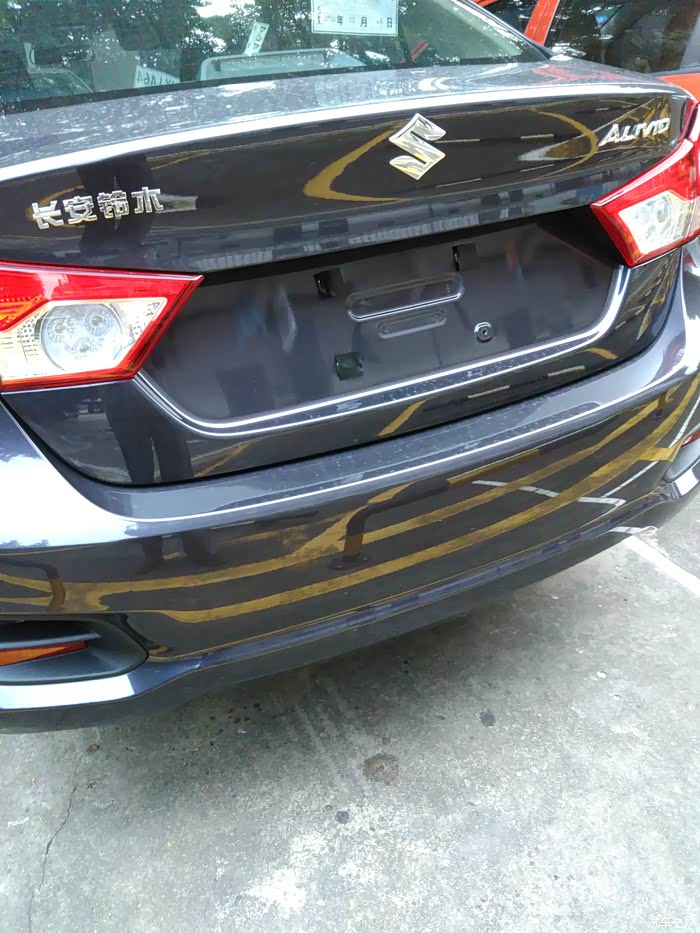 新生产的启悦没用英文SUZUKI的标志了吗?