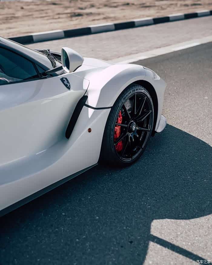 白色马王法拉利laferrari