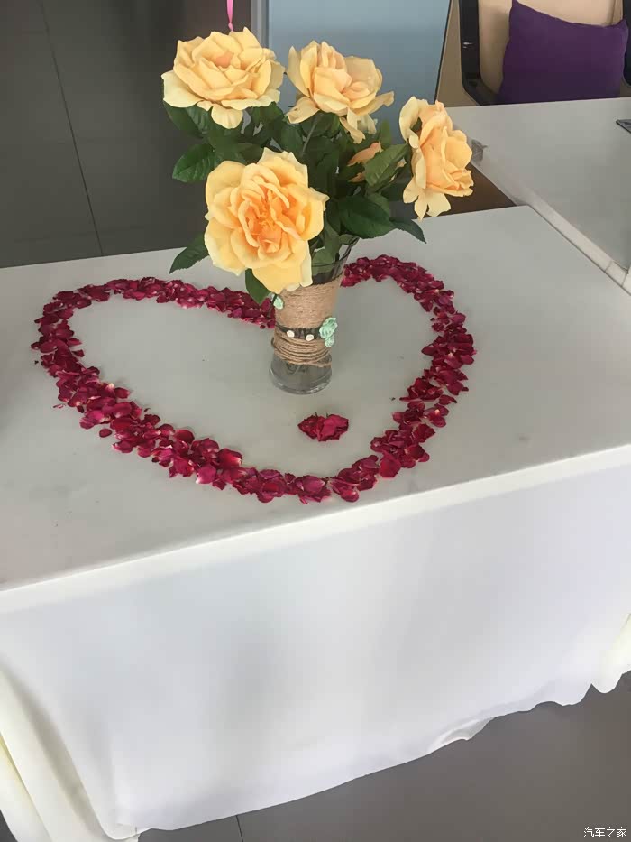 工作人员到蛮心灵手巧么那新鲜花瓣摆个心形