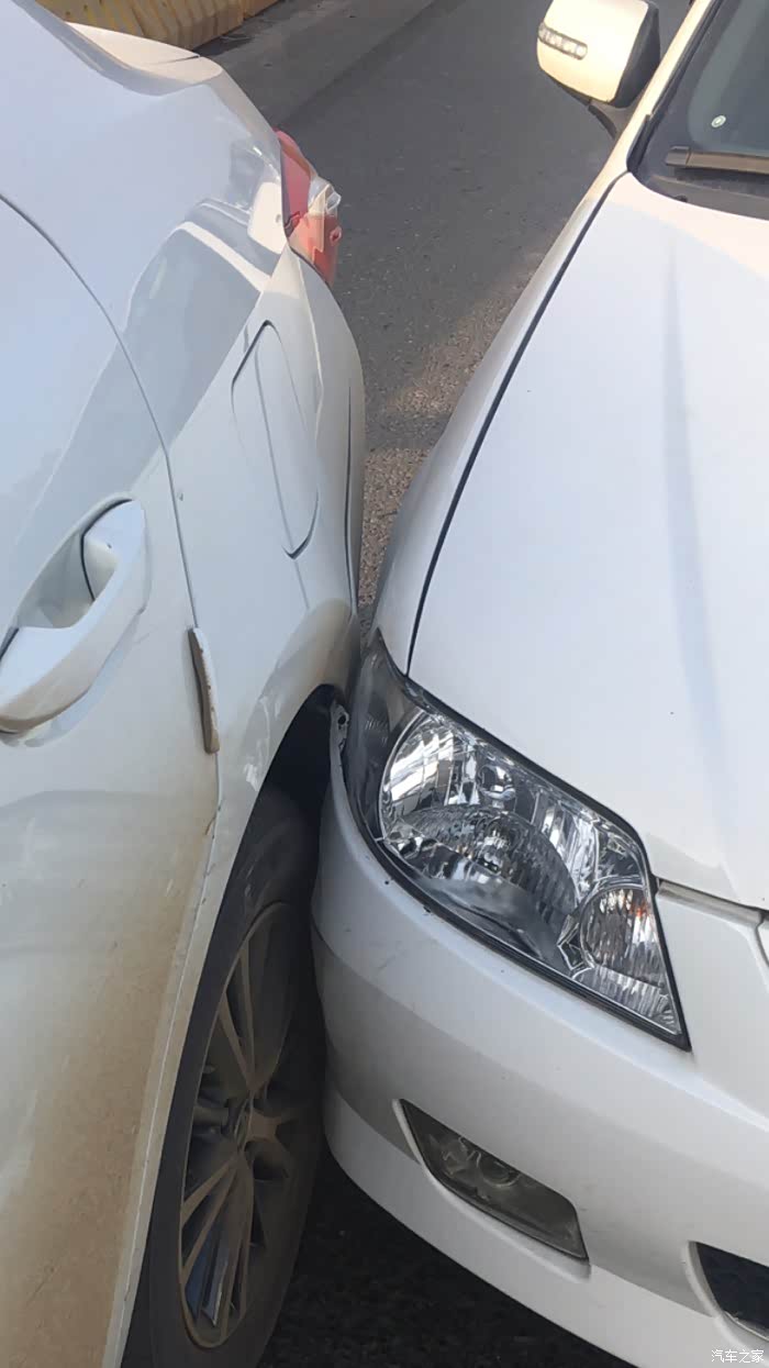 早高峰雷凌"被"追尾