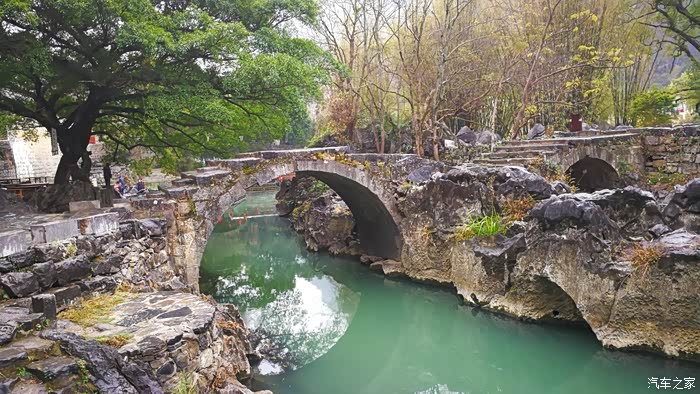 小溪上的石桥,小溪流水与古镇相映成辉