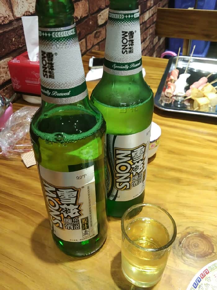 一凉一热两瓶啤酒,我胃不好混搭着喝.回来老婆开车所以我赶喝点酒.