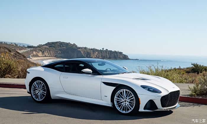 阿斯顿马丁是少有的适合白色的跑车品牌