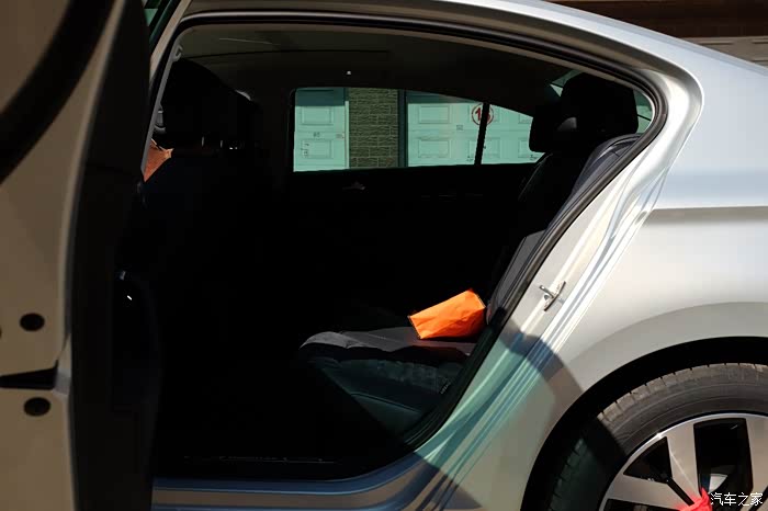 后门的开口很大,上下车方便了不少,后排车窗还是防紫外线的隐私玻璃.