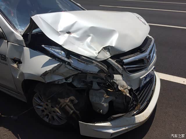 逸动车祸现场,后期再继续上图