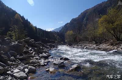顺流而下的青衣江源头河流