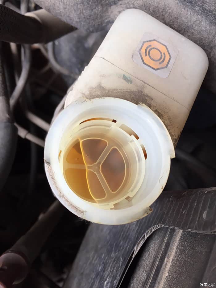 帮我看看刹车油颜色是不是有点深