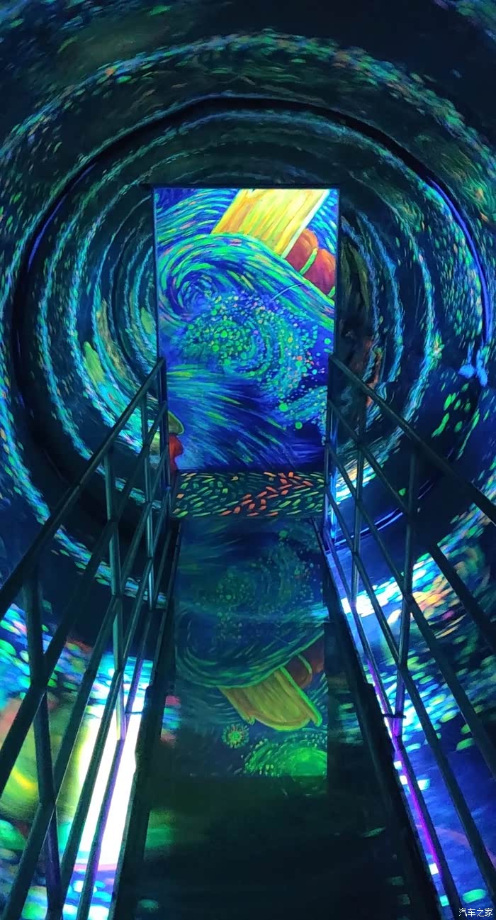 驾着荣威rx5打卡上海梵高星空艺术馆