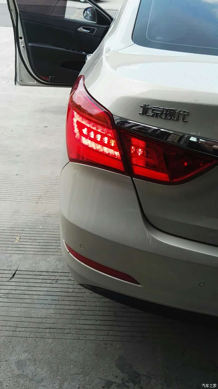 名图原厂尾灯总成卤素灯