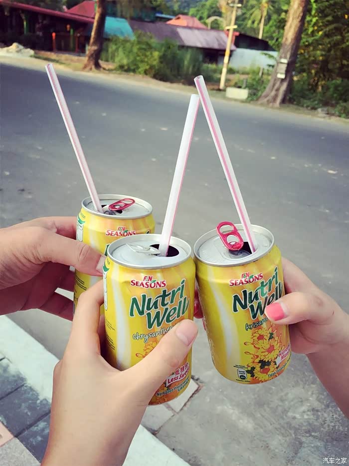 岛上也有小商贩经营! 干杯,切丝!