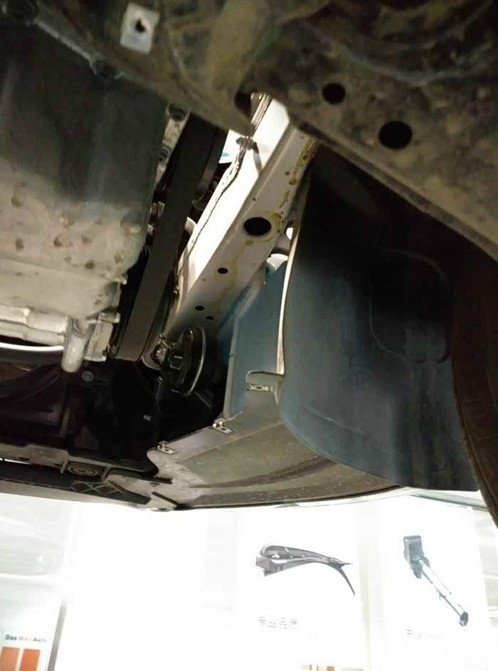 右纵梁,照片看上去有点细.